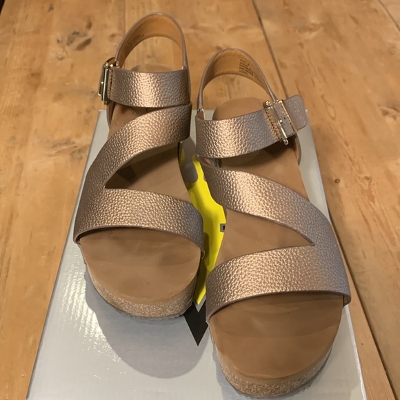 Volatile Biloxi Bronze Size 8 Sandals Foam Over Cork Sole Brass Nailhead GUC - Picture 8 of 15